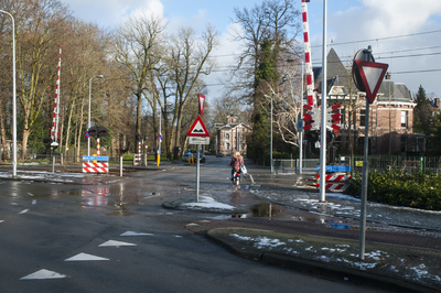 827090 Gezicht op de spoorwegovergang tussen het Oorsprongpark en de Museumlaan (achtergrond) te Utrecht, met rechts ...